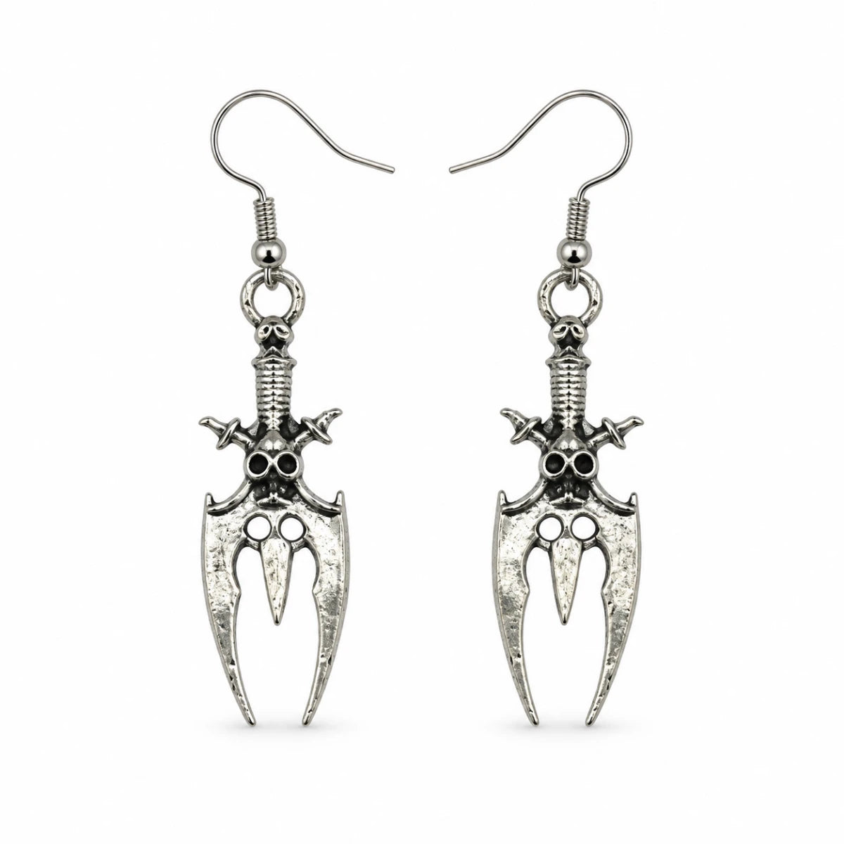 Aretes Metálicos Daga Gótica con Calaveras