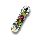 Mini patineta con arte callejero en estilo grafiti colorido