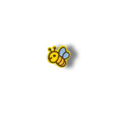Parche bordado de abeja kawaii con alas celestes y contorno amarillo.