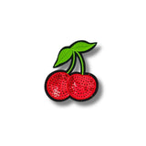 Parche bordado de cerezas rojas con lentejuelas brillantes y hojas verdes, con contorno negro.