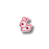 Parche bordado de un conejito rosado con corazón en el ojo y estrella roja en el cuerpo.