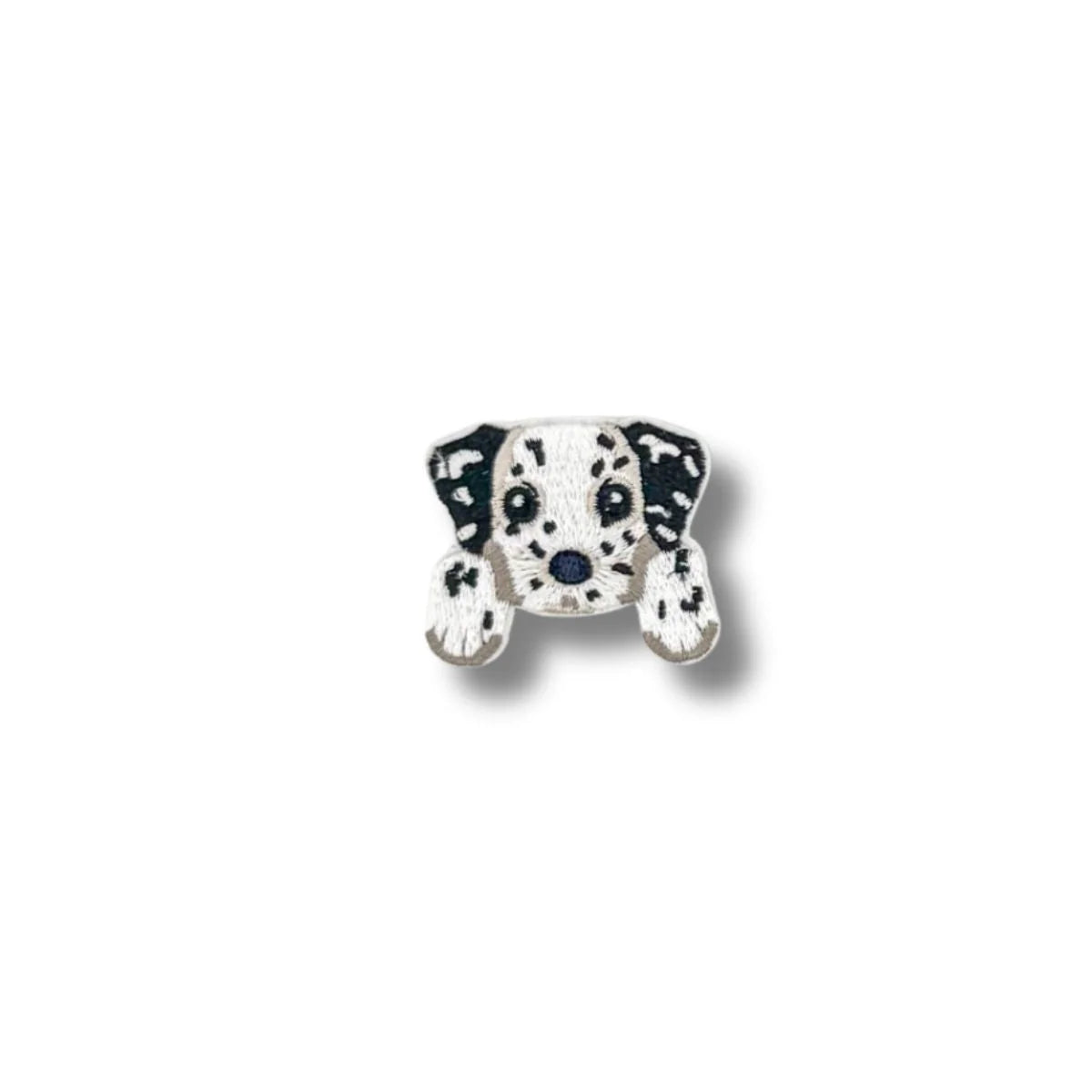 Cachorro dálmata bordado con manchas negras y expresión tierna.