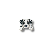 Cachorro dálmata bordado con manchas negras y expresión tierna.