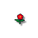 Flor roja con centro amarillo y hojas verdes bordadas.