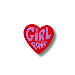Parche bordado en forma de corazón rojo con las palabras "GIRL POWER" en letras rosas, sobre fondo blanco.