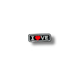 Fotografía de un parche bordado con la palabra "LOVE", donde el corazón rojo reemplaza a la letra "O", sobre fondo blanco.