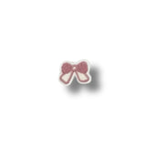 Parche bordado en forma de lazo rosa pastel con contorno blanco, diseño delicado y femenino sobre fondo blanco.
