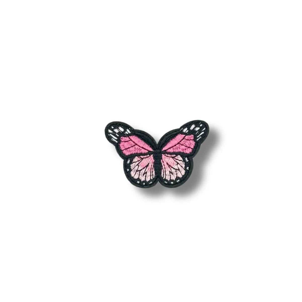 Parche bordado de mariposa con alas rosadas y contorno negro, diseño simétrico y textura suave.