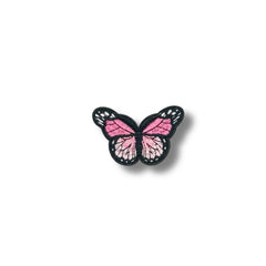 Parche bordado de mariposa con alas rosadas y contorno negro, diseño simétrico y textura suave.