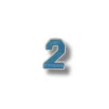 Parche bordado con diseño del número 2 en azul claro, delineado en blanco sobre fondo blanco.