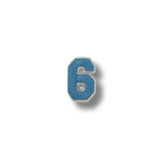 Parche bordado del número 6 con relleno azul claro y borde blanco, estilo uniforme.