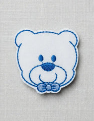 Parche Camiseta Osito Blanco con Moño Azul