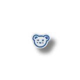 Parche bordado de pequeño oso azul con ojos en forma de “X” y expresión soñolienta.