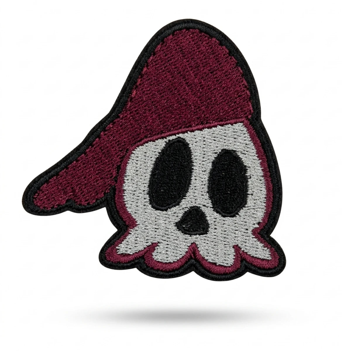 Parche Mediano Camiseta Calavera Encapuchada Vino Tinto