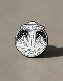 Pin Metálico Abducción Cósmica