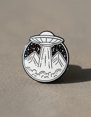 Pin Metálico Abducción Cósmica