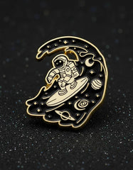 Pin Metálico Astronauta Surf Cósmico
