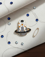 Pin Metálico Astronauta Tomando Café