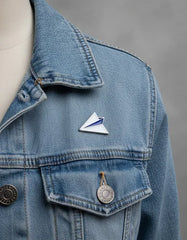Pin Metálico Avión de Papel Azul y Blanco