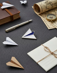 Pin Metálico Avión de Papel Azul y Blanco