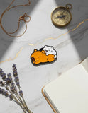 Pin Metálico Capibara Durmiendo con Gato