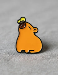 Pin Metálico Capibara con Mariposa