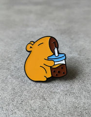 Pin Metálico Capibara con Té de Burbujas