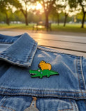 Pin Metálico Capibara en Cocodrilo