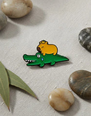 Pin Metálico Capibara en Cocodrilo