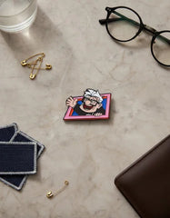 Pin Metálico Carl Saludando