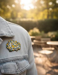 Pin Metálico Cerebro con Flores Amarillas