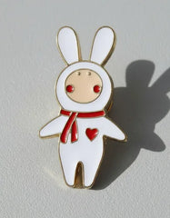 Pin Metálico Conejito Bufanda Roja