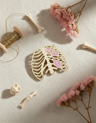 Pin Metálico Costillas Doradas con Flores Rosa