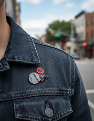 Pin Metálico Deadpool Grillete