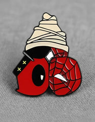 Pin Metálico Deadpool y Spider-Man Atrapados