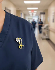 Pin Metálico Estetoscopio Amarillo Plateado