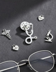 Pin Metálico Estetoscopio Blanco Plateado