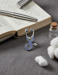 Pin Metálico Estetoscopio Morado Plateado