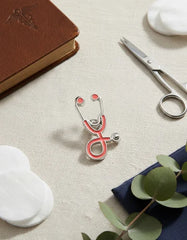 Pin Metálico Estetoscopio Rosa Plateado