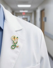 Pin Metálico Estetoscopio Verde Dorado