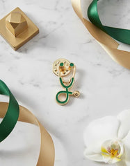 Pin Metálico Estetoscopio Verde Dorado