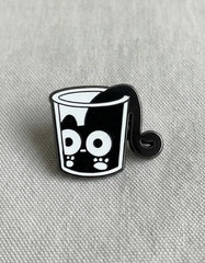 Pin Metálico Gatito Asomado en Vaso