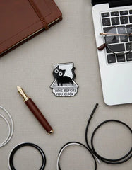 Pin Metálico Gatito Think Before You Click