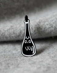 Pin Metálico Gatito en Botella de Vino