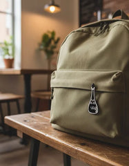 Pin Metálico Gatito en Botella de Vino