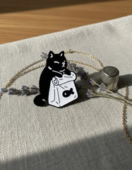 Pin Metálico Gato Negro con Pez Mascota
