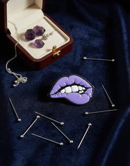 Pin Metálico Labios Retro Morados
