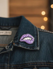 Pin Metálico Labios Retro Morados