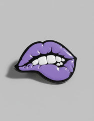Pin Metálico Labios Retro Morados