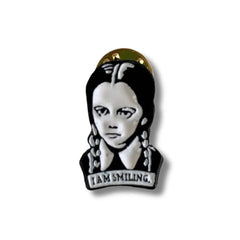 Pin Metálico Merlina Addams a blanco y negro